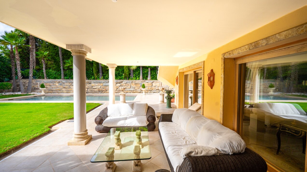 Sensational villa superbly appointed in Las Brisas offers privacy, luxury and understated elegance