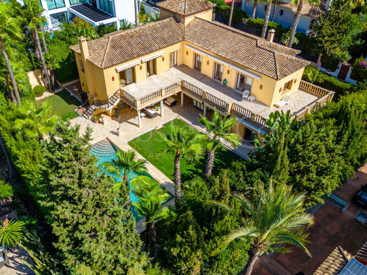 Villa Toscana - Authentic Villa in Nueva Andalucia