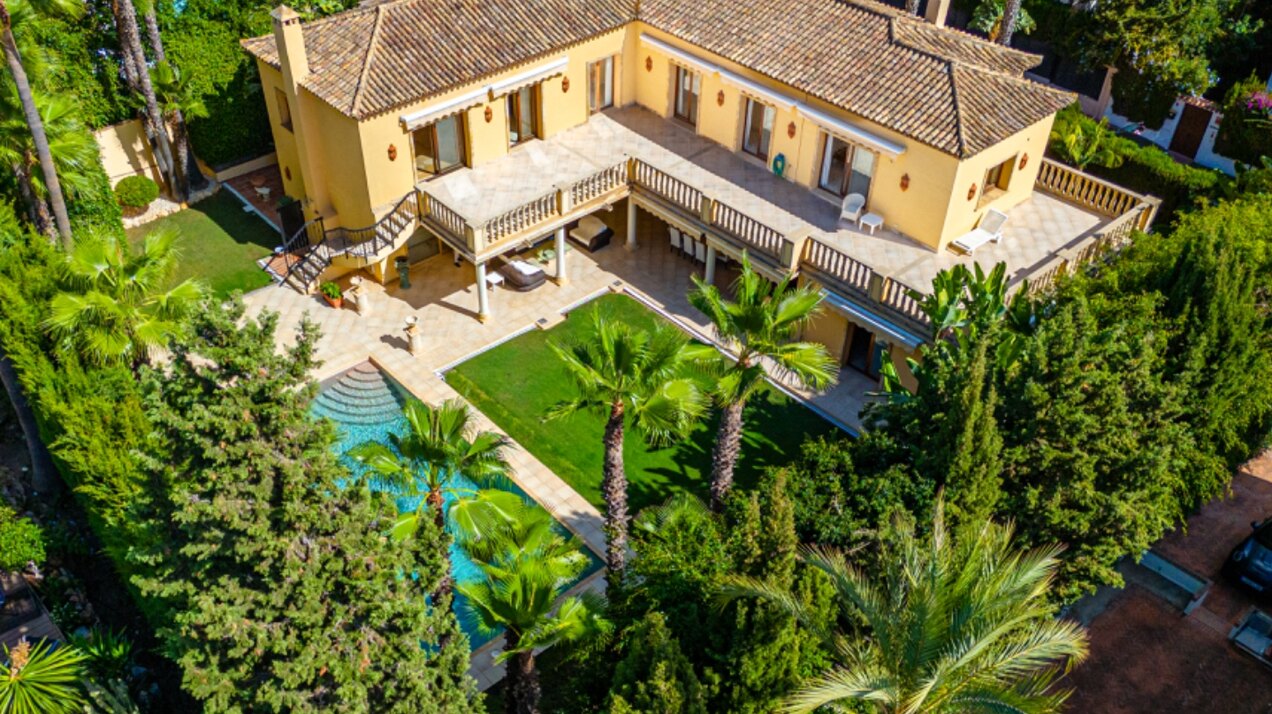 Sensational villa superbly appointed in Las Brisas offers privacy, luxury and understated elegance