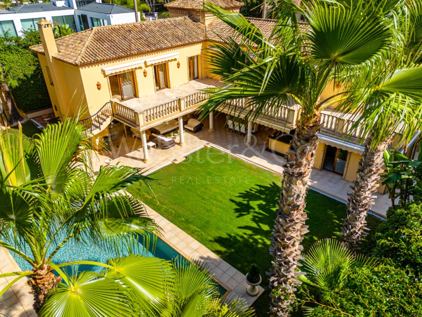 Villa Toscana - Authentic Villa in Nueva Andalucia