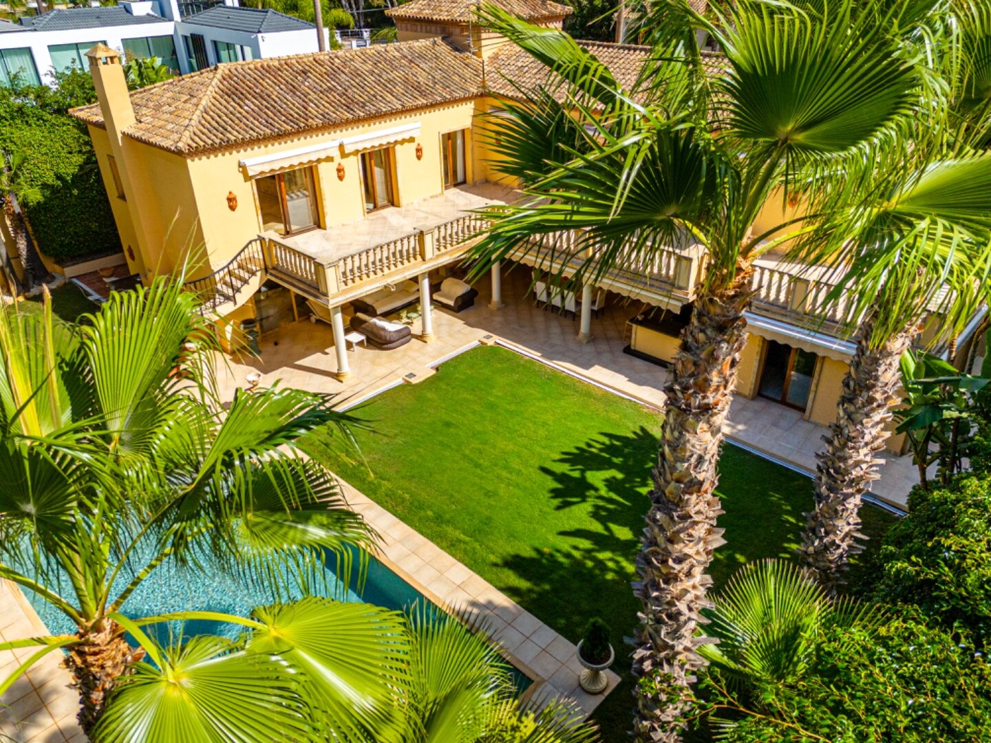 Sensational villa superbly appointed in Las Brisas offers privacy, luxury and understated elegance