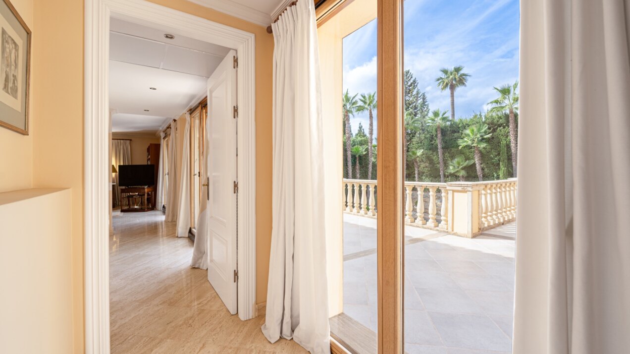 Sensational villa superbly appointed in Las Brisas offers privacy, luxury and understated elegance