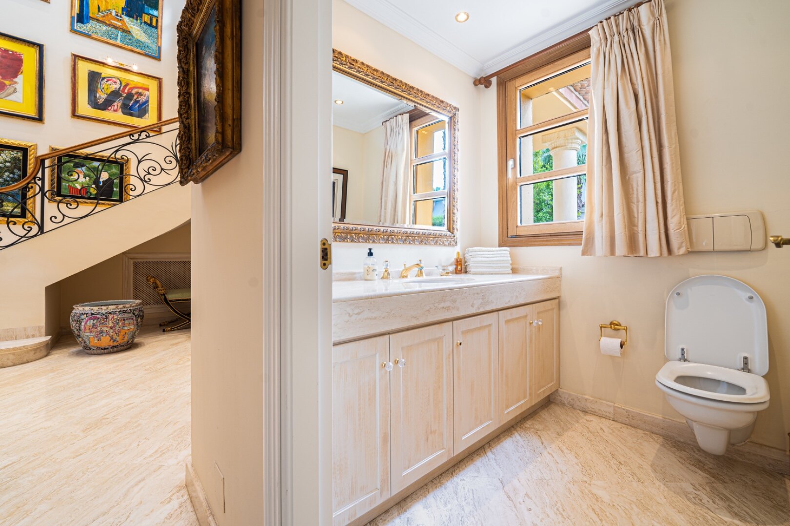 Sensational villa superbly appointed in Las Brisas offers privacy, luxury and understated elegance