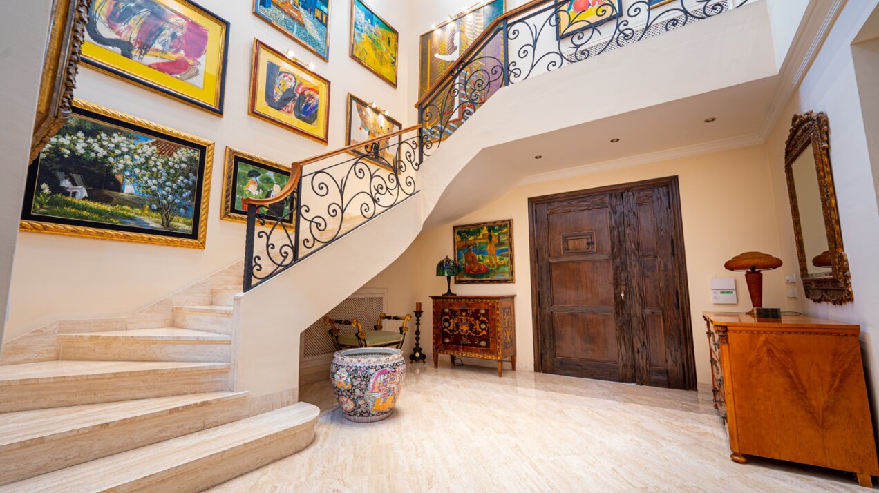Sensational villa superbly appointed in Las Brisas offers privacy, luxury and understated elegance