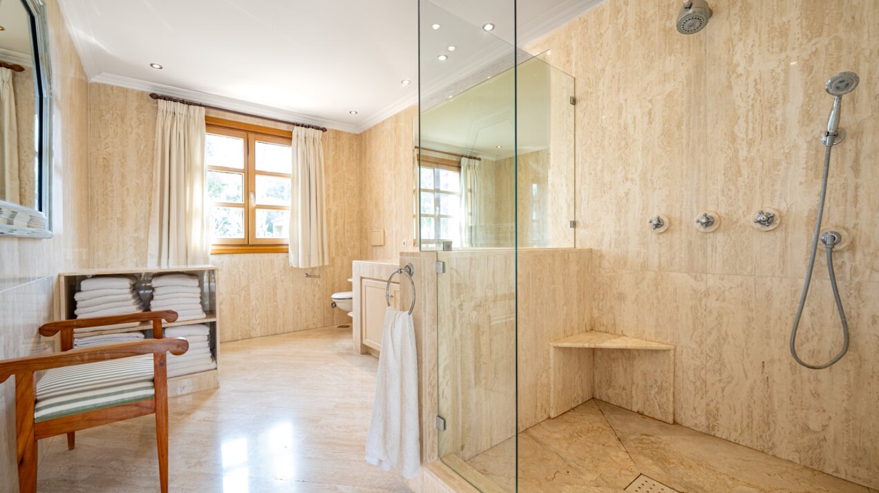 Sensational villa superbly appointed in Las Brisas offers privacy, luxury and understated elegance