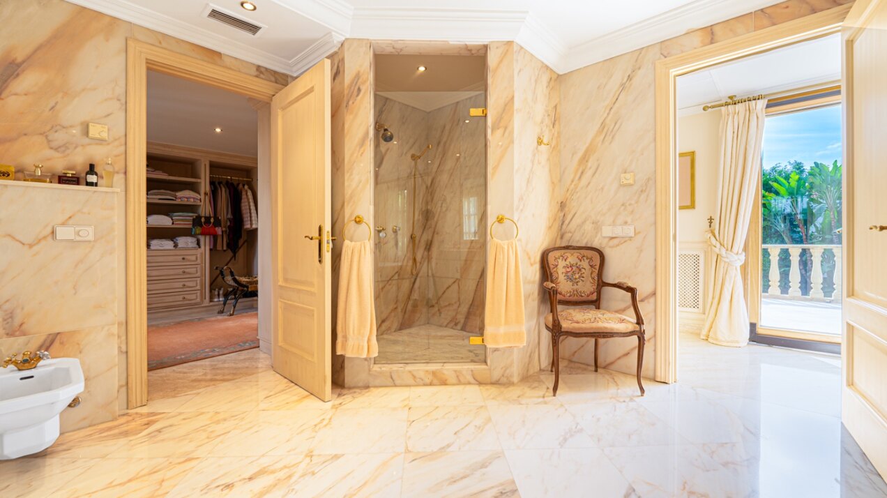 Sensational villa superbly appointed in Las Brisas offers privacy, luxury and understated elegance