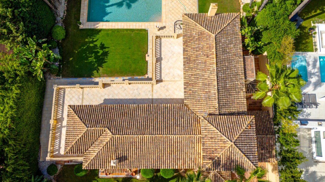 Sensational villa superbly appointed in Las Brisas offers privacy, luxury and understated elegance