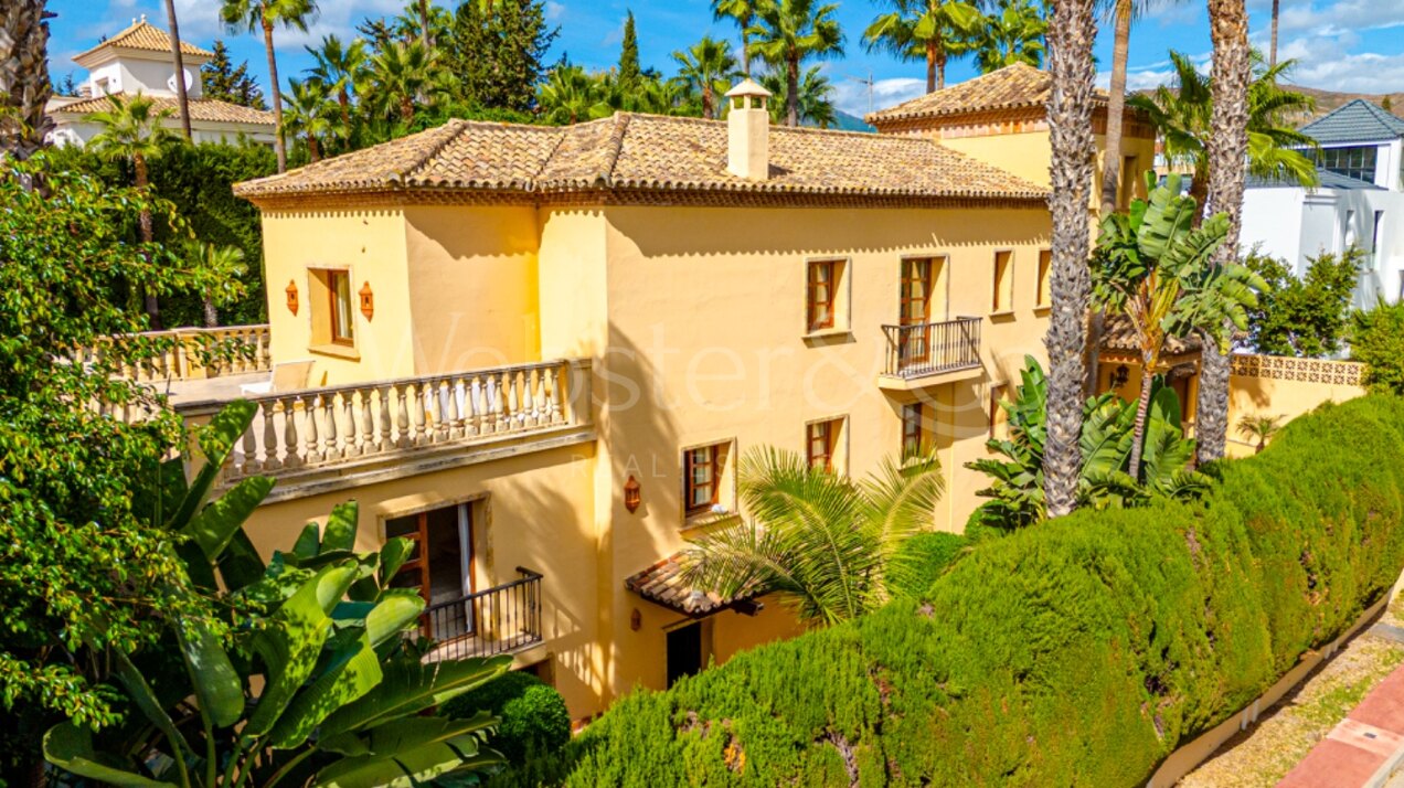 Villa Toscana – Auténtica Villa en Nueva Andalucía