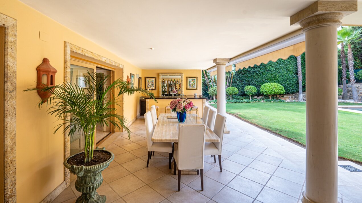Sensational villa superbly appointed in Las Brisas offers privacy, luxury and understated elegance