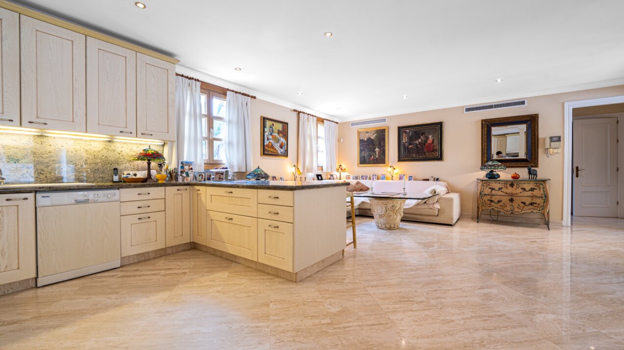 Sensational villa superbly appointed in Las Brisas offers privacy, luxury and understated elegance