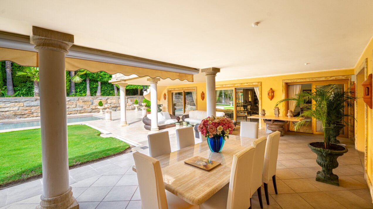 Sensational villa superbly appointed in Las Brisas offers privacy, luxury and understated elegance