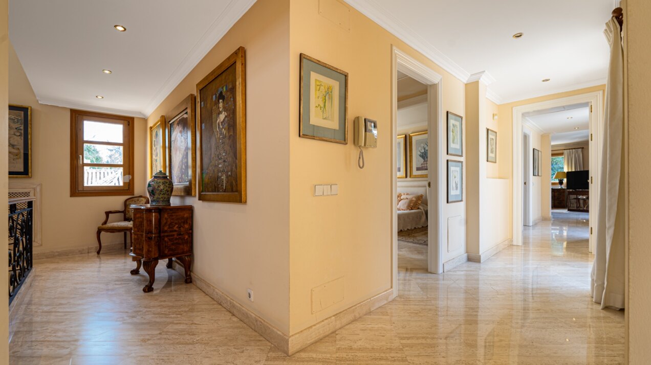Sensational villa superbly appointed in Las Brisas offers privacy, luxury and understated elegance