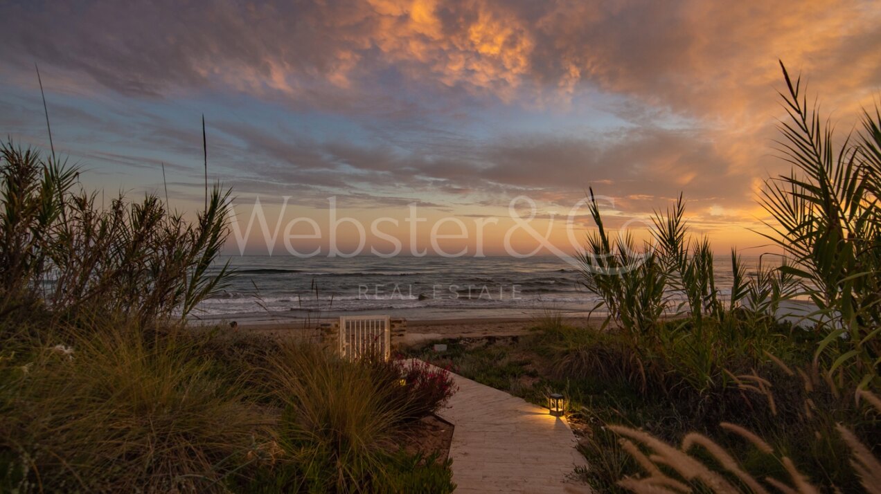 Villa Sunset - Beachfront Beauty in Costabella
