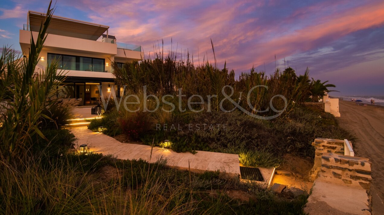 Villa Sunset - Beachfront Beauty in Costabella