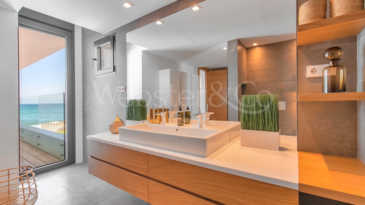 Villa Sunset - Beachfront Beauty in Costabella