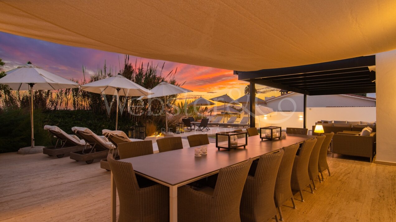 Villa Sunset - Beachfront Beauty in Costabella