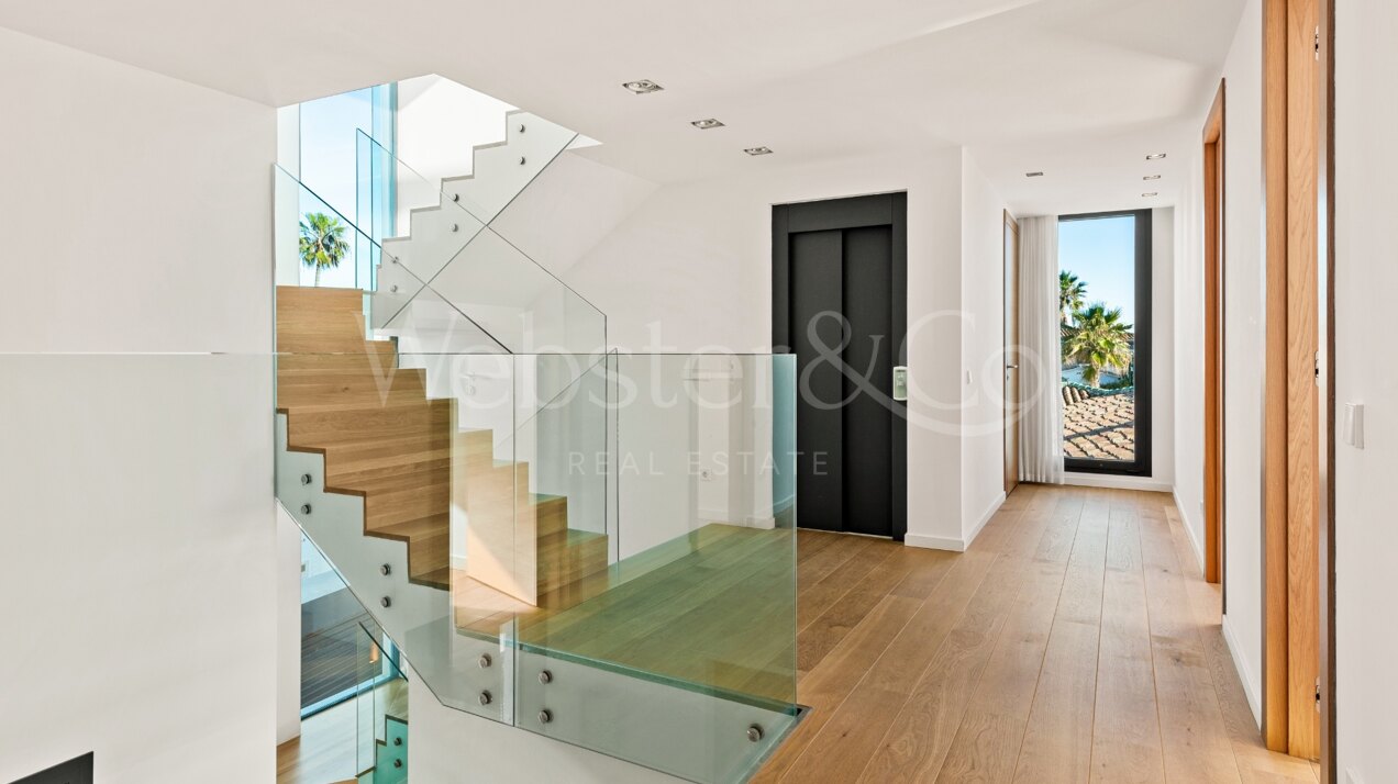 Villa Sunset - Beachfront Beauty in Costabella