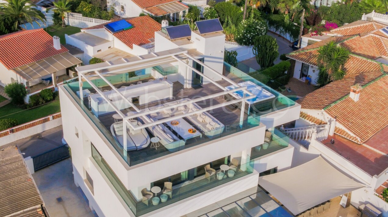 Villa Sunset - Beachfront Beauty in Costabella