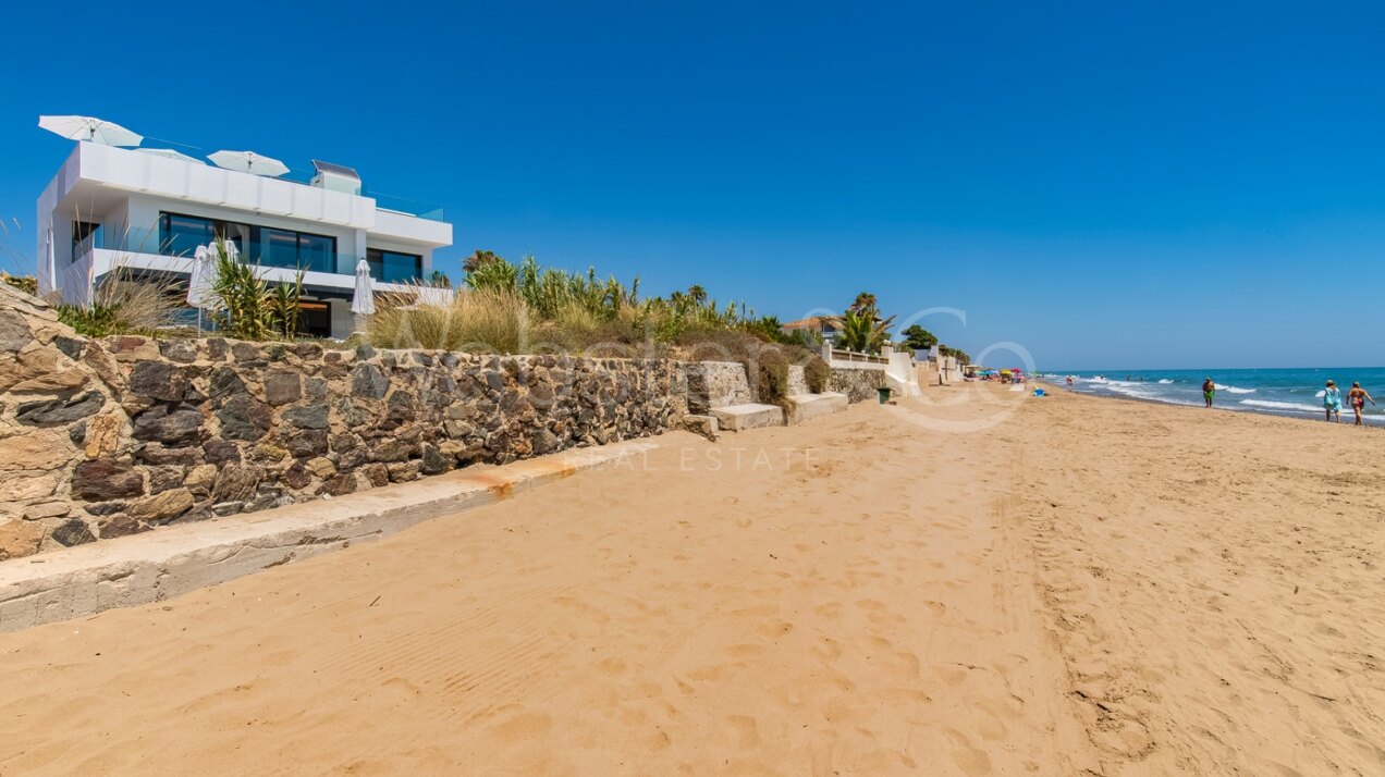 Villa Sunset - Beachfront Beauty in Costabella
