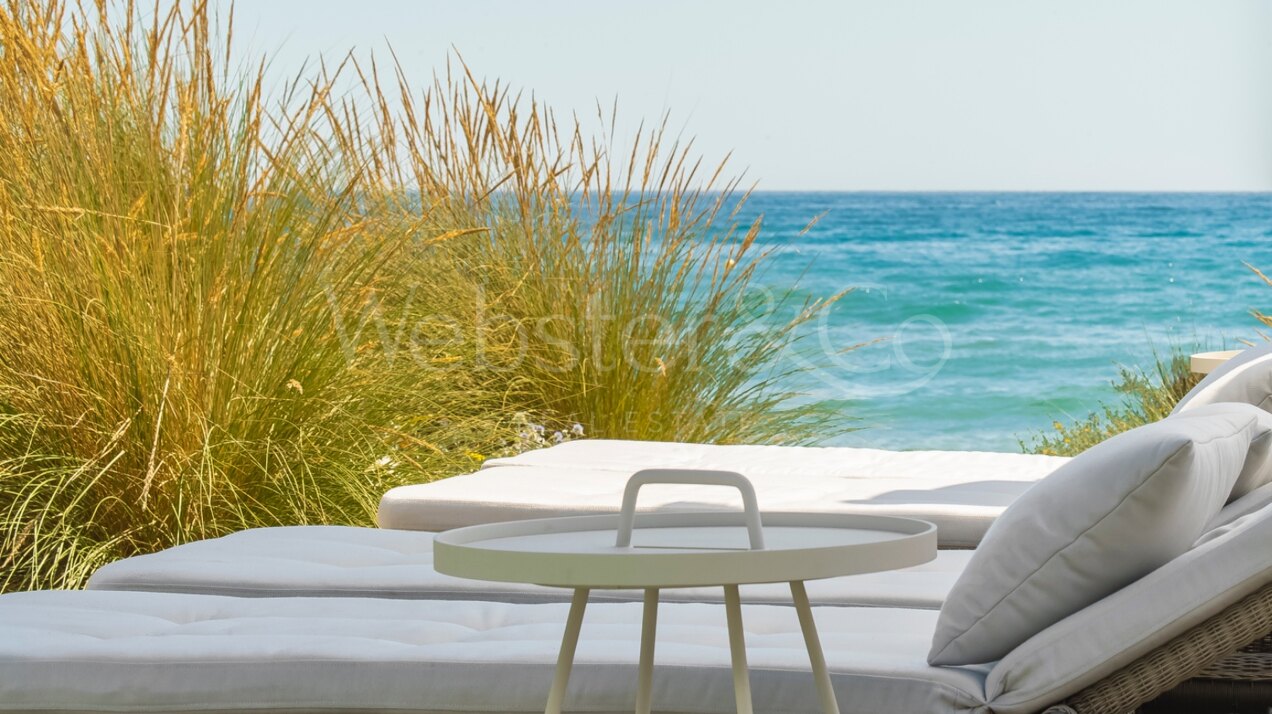 Villa Sunset - Beachfront Beauty in Costabella