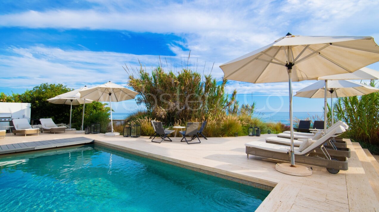 Villa Sunset - Beachfront Beauty in Costabella