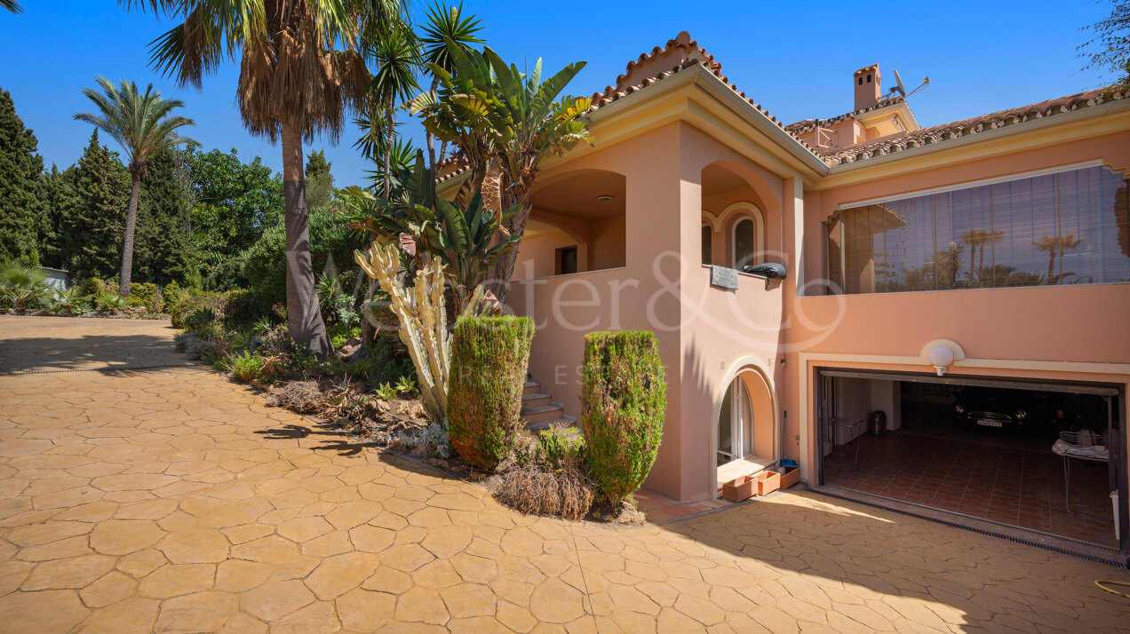 Villa Esperanza - Grand, Andalusian Home in Elviria