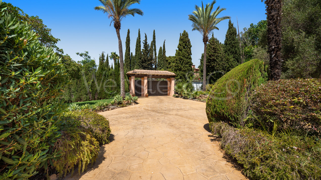 Villa Esperanza - Grand, Andalusian Home in Elviria