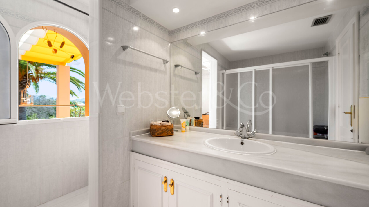 Villa Esperanza - Grand, Andalusian Home in Elviria