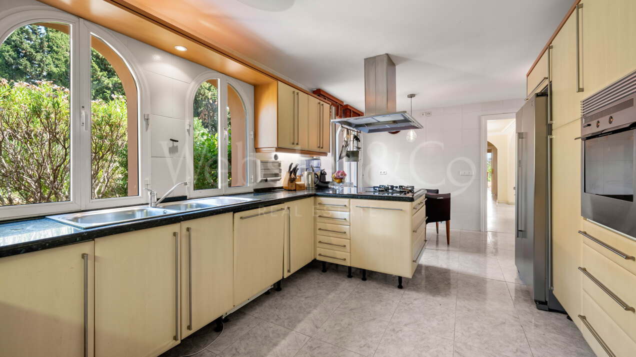 Villa Esperanza - Grand, Andalusian Home in Elviria