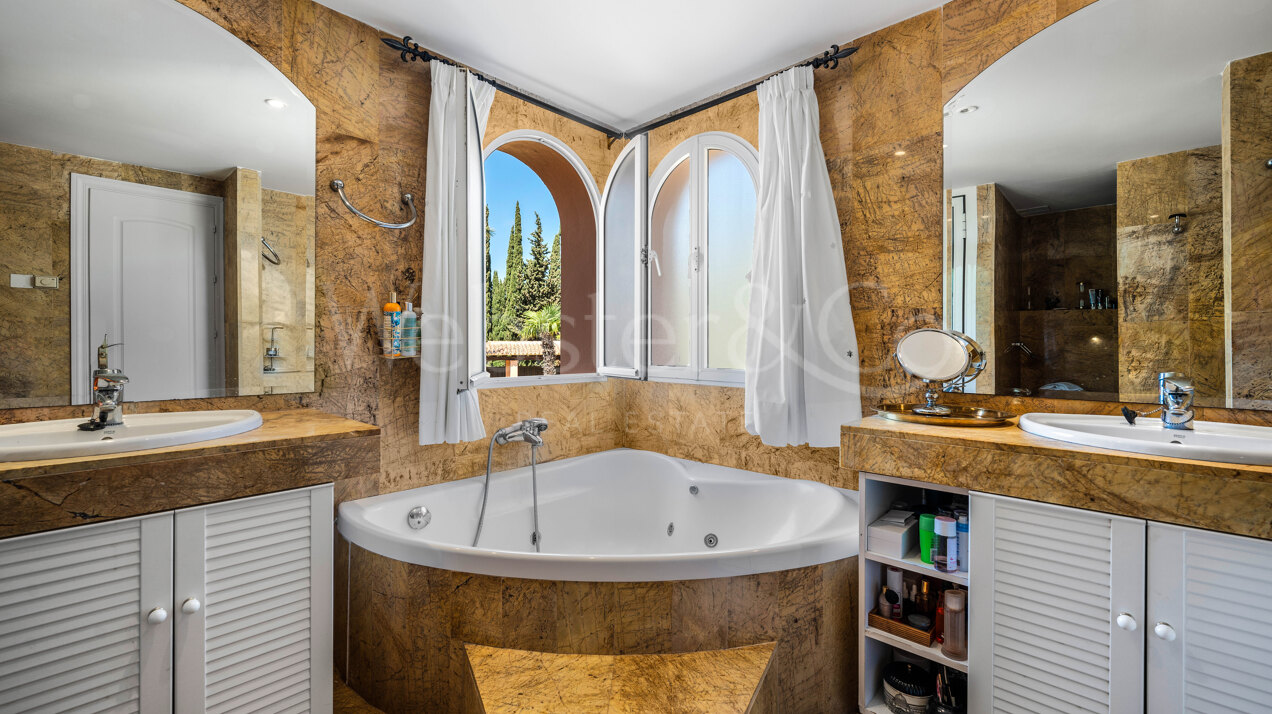 Villa Esperanza - Grand, Andalusian Home in Elviria