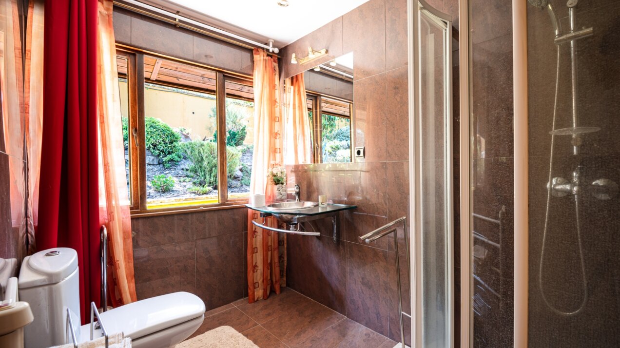 Stunning wooden country finca sits on the outskirts of Monda and its historic castle