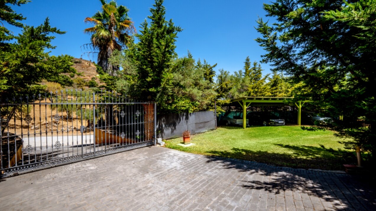 Stunning wooden country finca sits on the outskirts of Monda and its historic castle