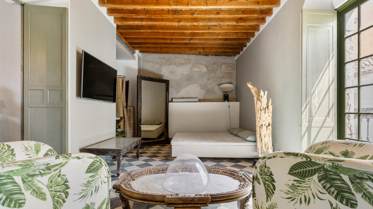 Ingenious and historic masterpiece of an endearing house in the heart of Coin will charm and captivate!