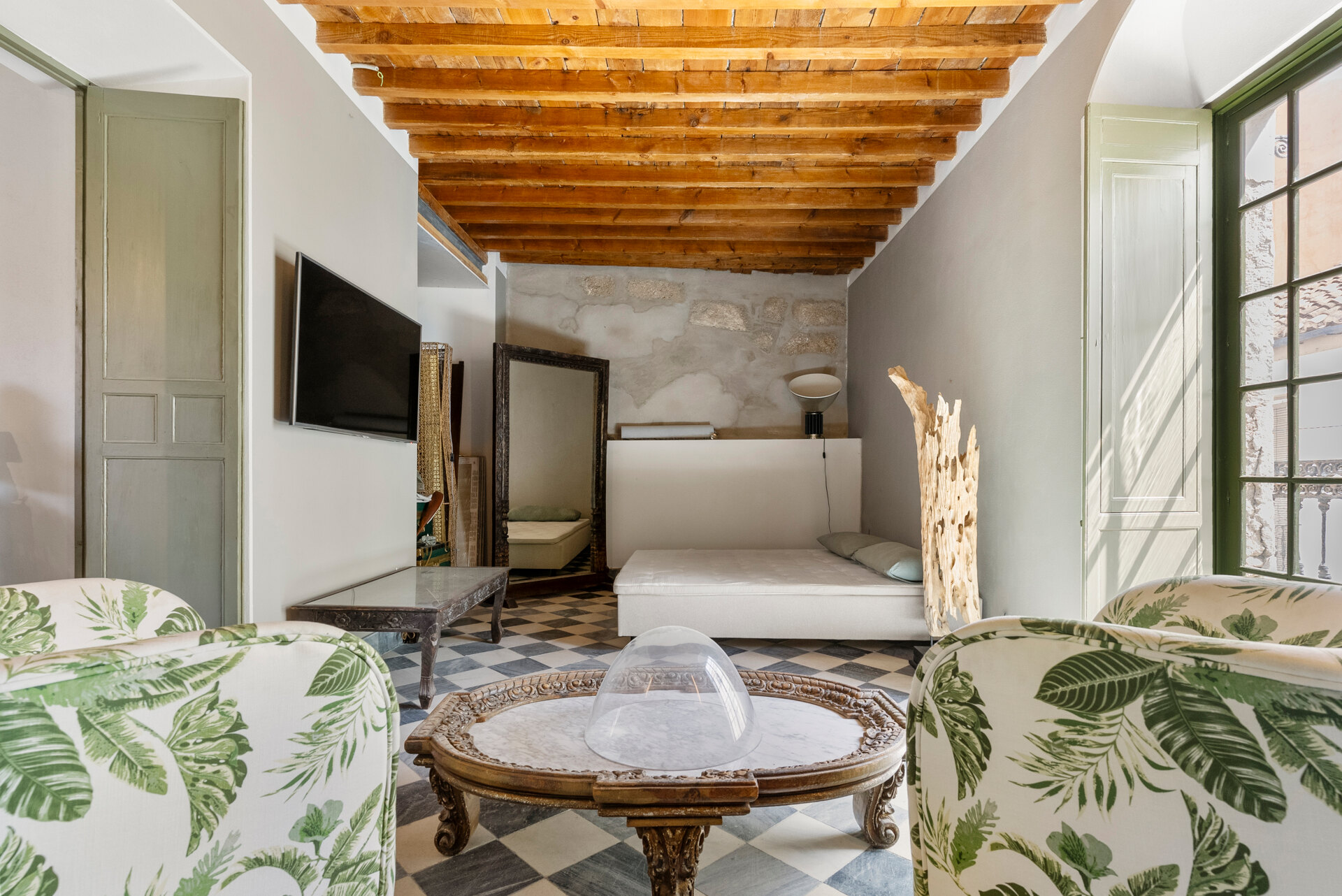 Ingenious and historic masterpiece of an endearing house in the heart of Coin will charm and captivate!