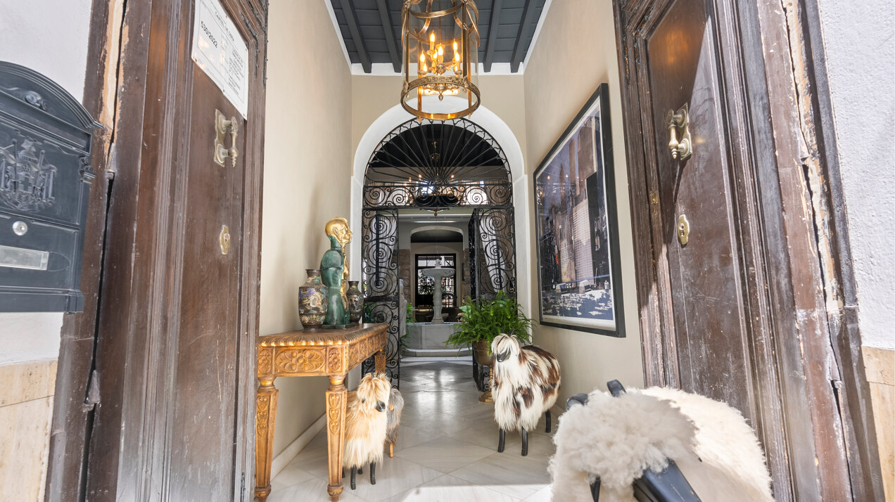 Ingenious and historic masterpiece of an endearing house in the heart of Coin will charm and captivate!