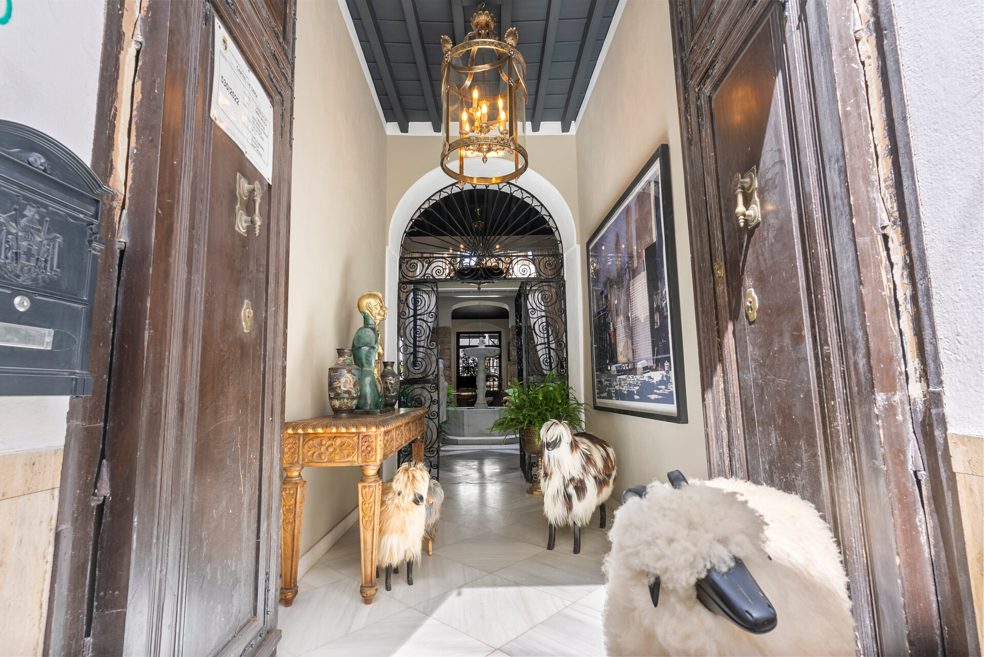 Ingenious and historic masterpiece of an endearing house in the heart of Coin will charm and captivate!