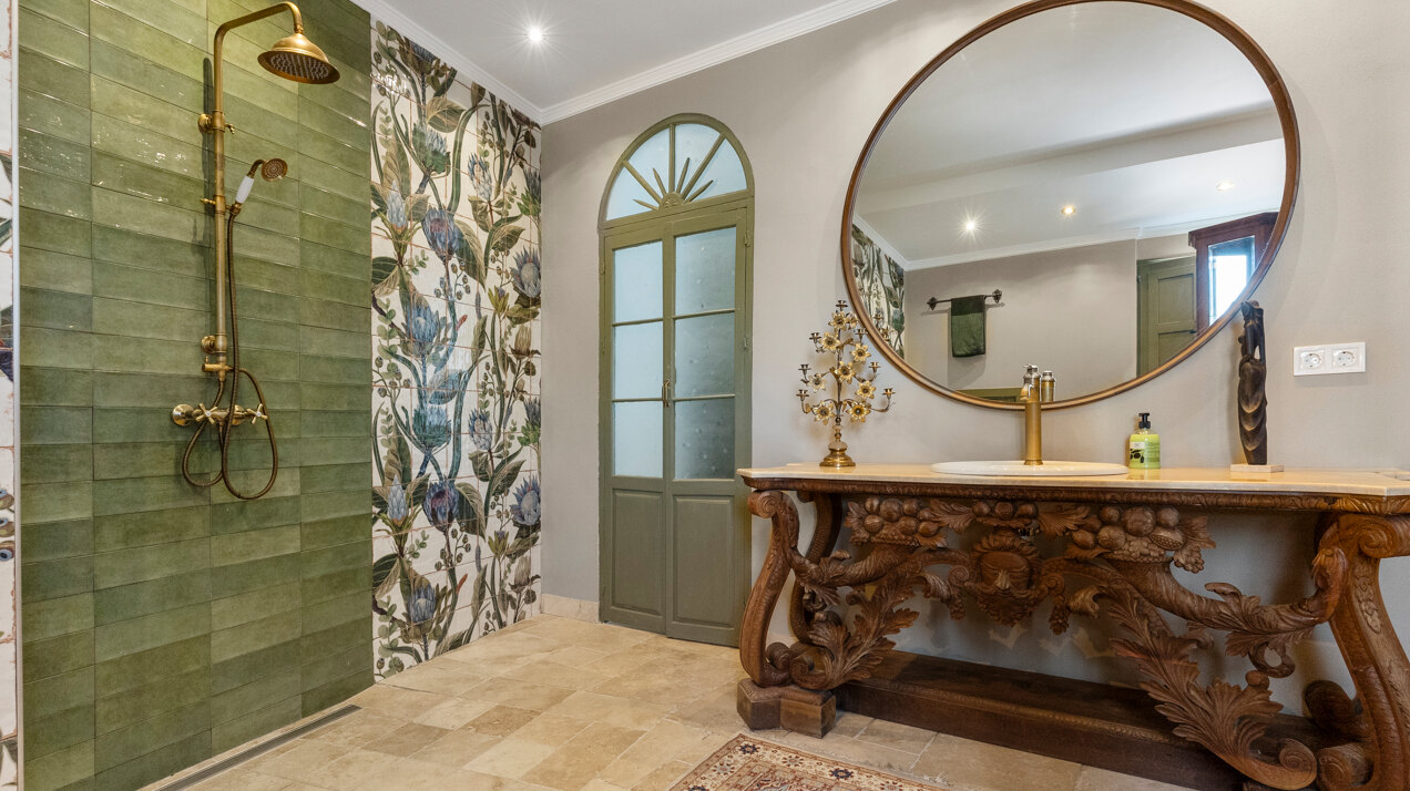 Ingenious and historic masterpiece of an endearing house in the heart of Coin will charm and captivate!