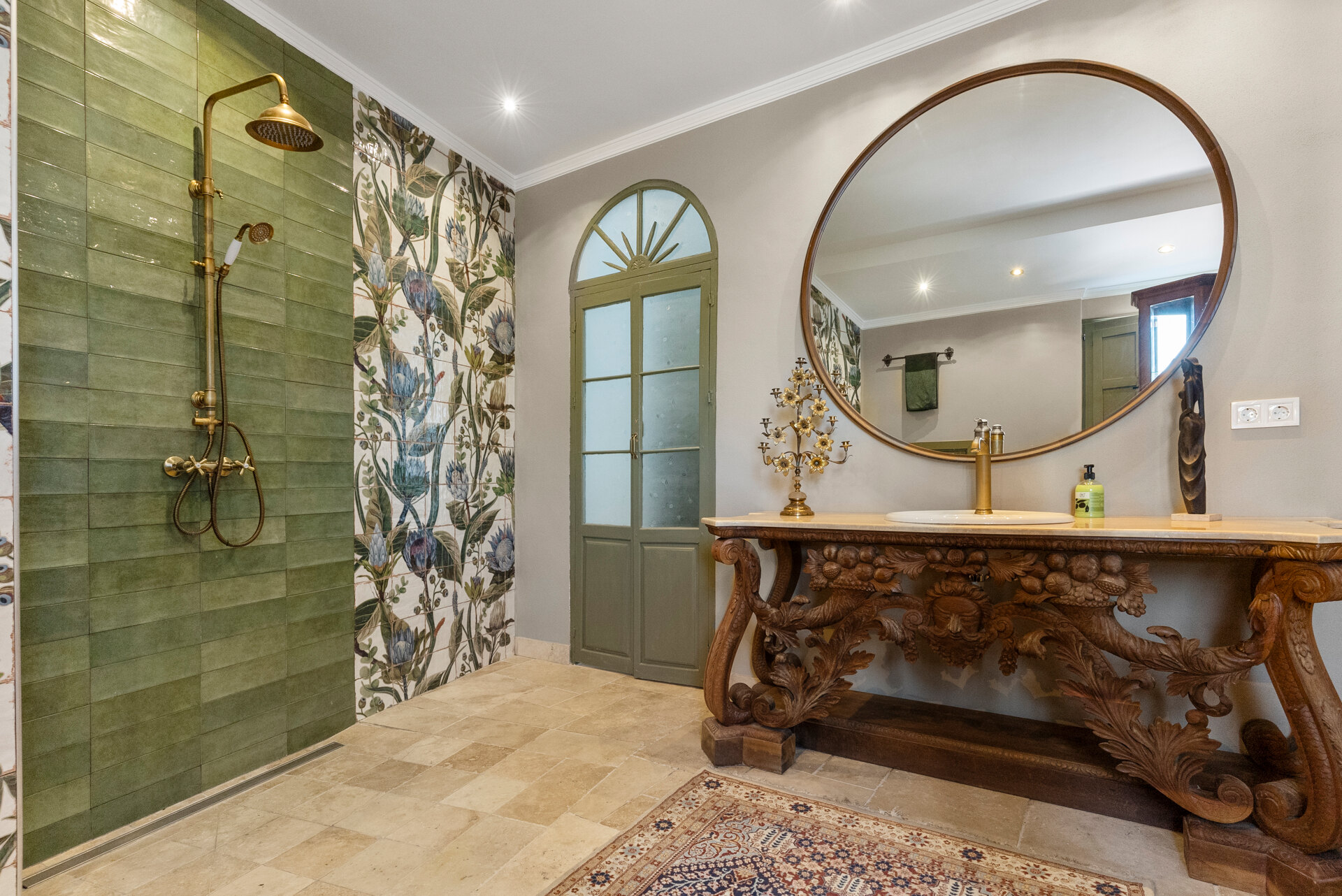Ingenious and historic masterpiece of an endearing house in the heart of Coin will charm and captivate!