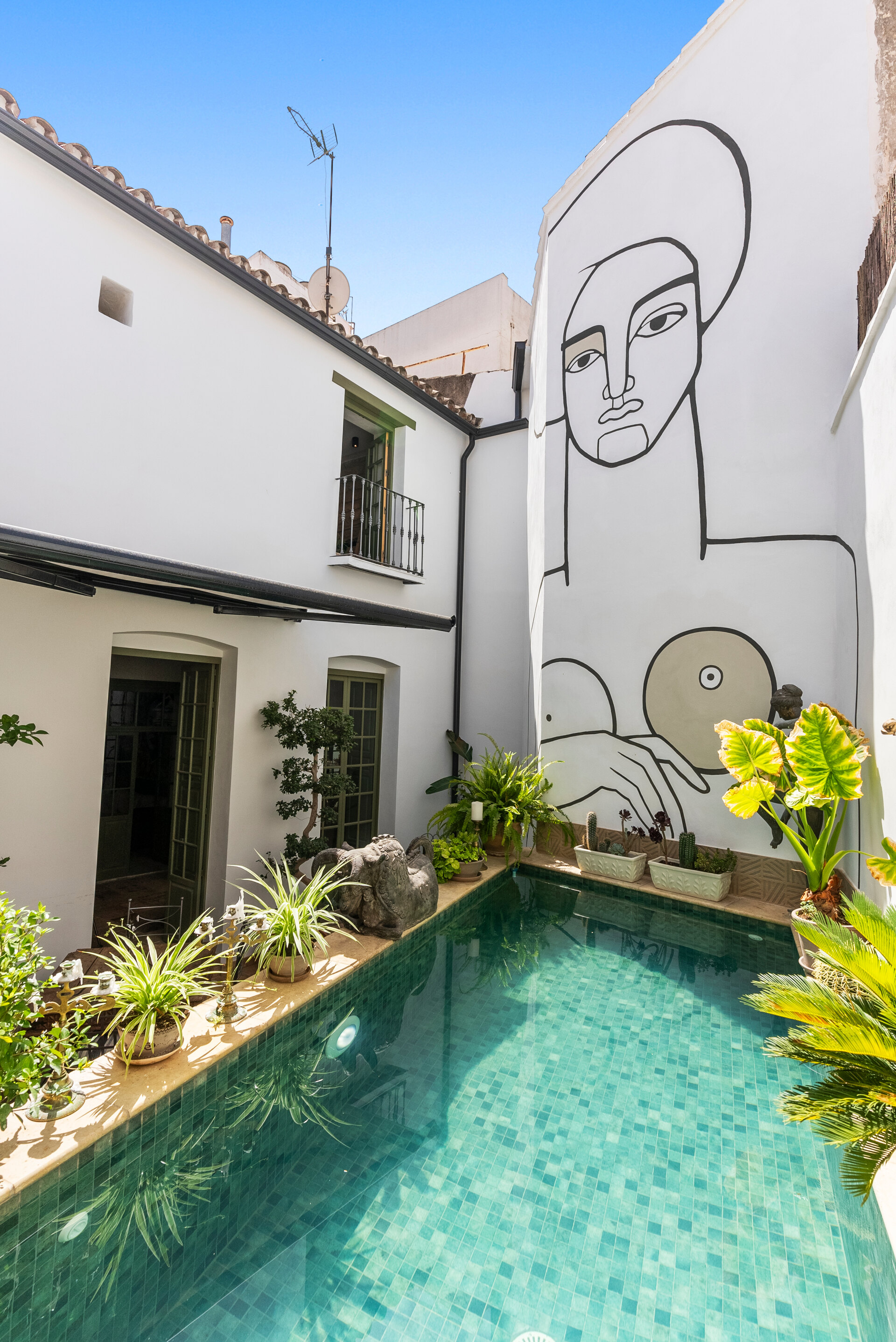 Ingenious and historic masterpiece of an endearing house in the heart of Coin will charm and captivate!