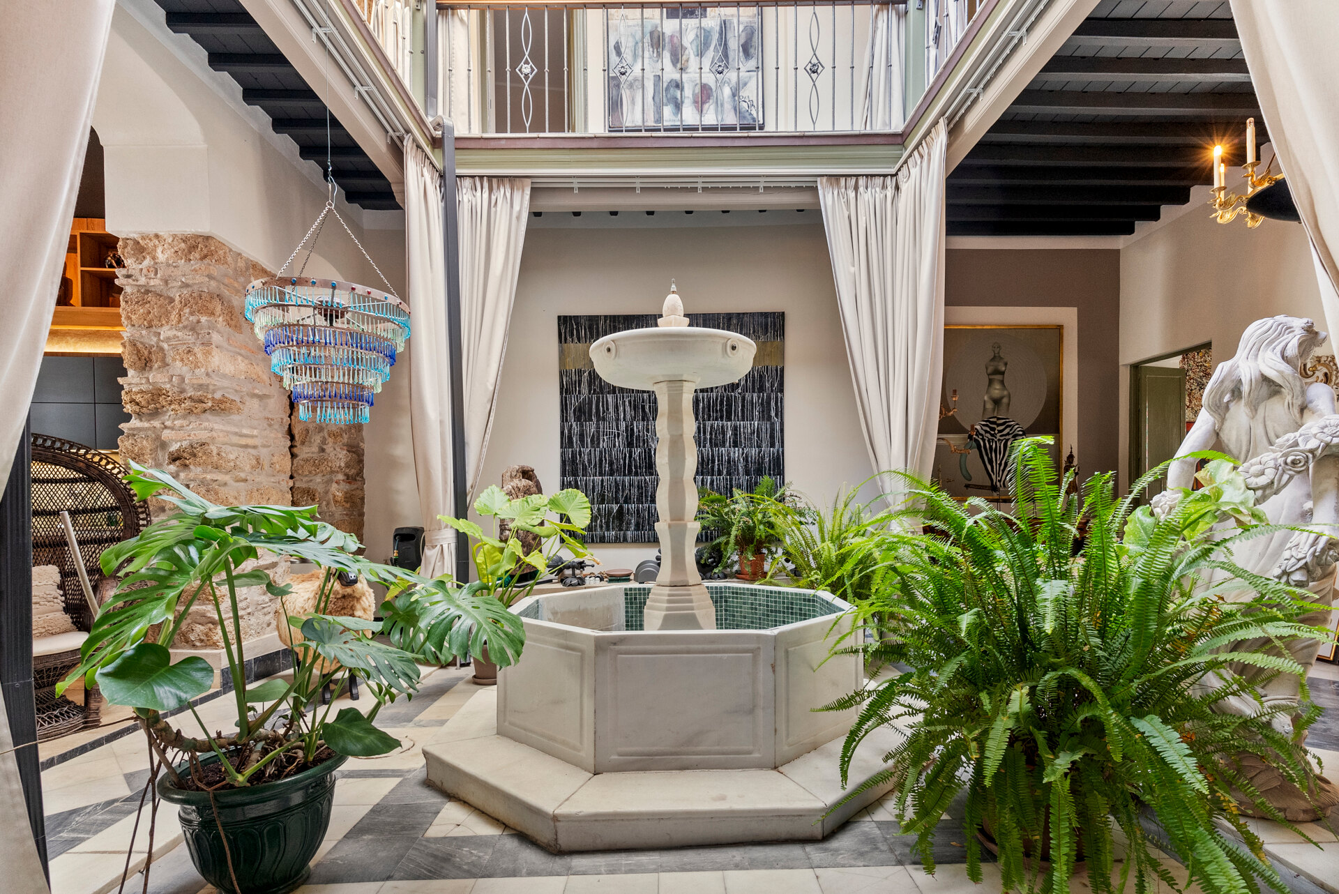 Ingenious and historic masterpiece of an endearing house in the heart of Coin will charm and captivate!