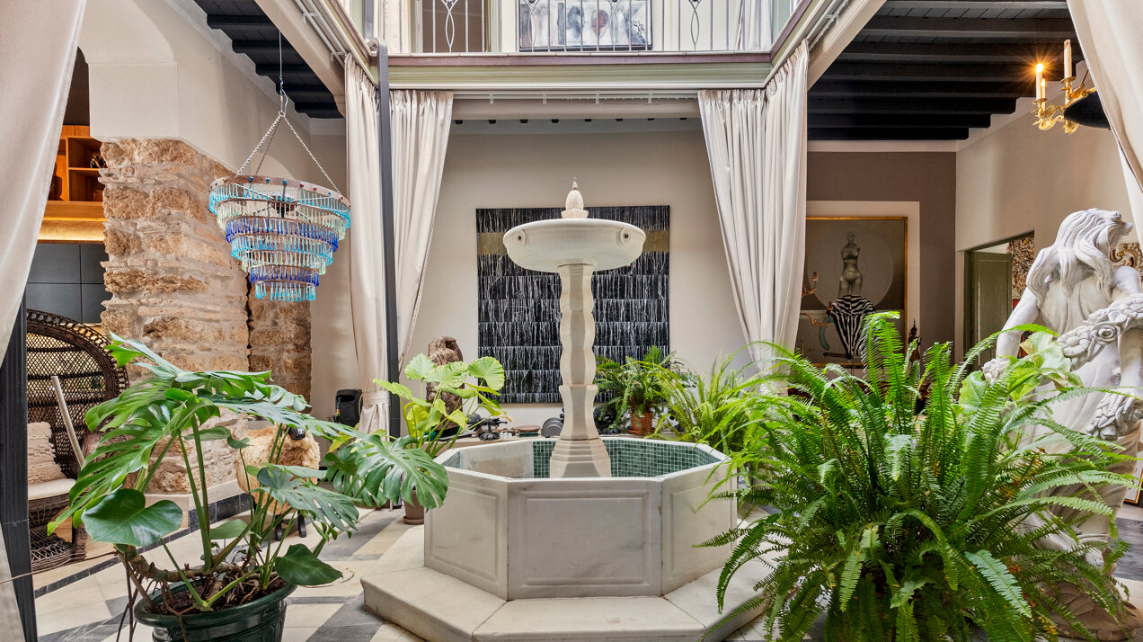Ingenious and historic masterpiece of an endearing house in the heart of Coin will charm and captivate!