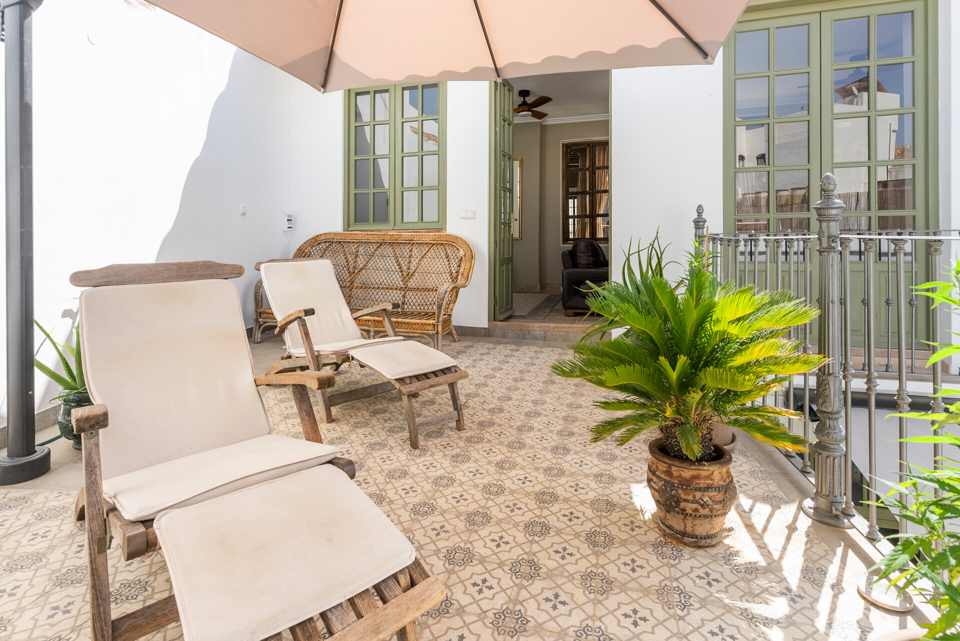 Ingenious and historic masterpiece of an endearing house in the heart of Coin will charm and captivate!