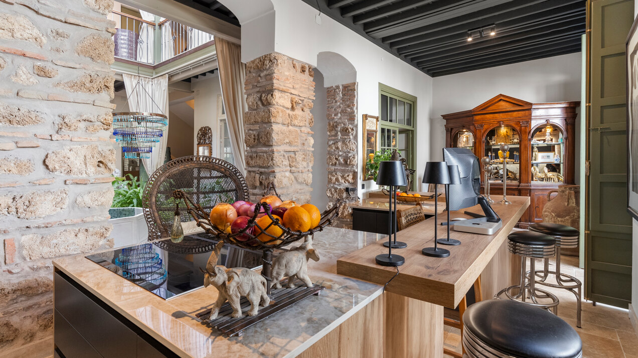 Ingenious and historic masterpiece of an endearing house in the heart of Coin will charm and captivate!