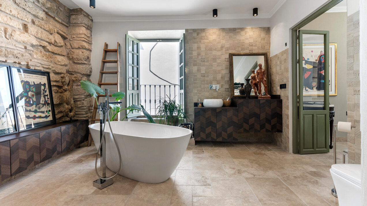 Ingenious and historic masterpiece of an endearing house in the heart of Coin will charm and captivate!