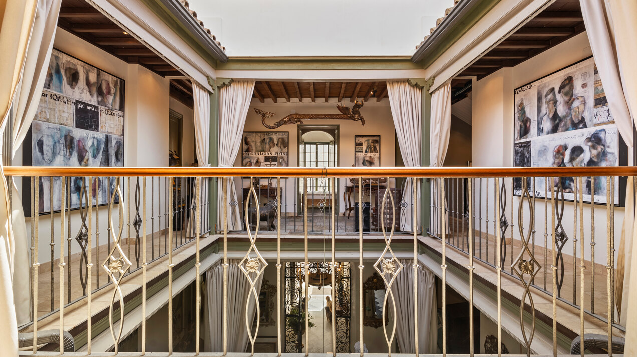 Ingenious and historic masterpiece of an endearing house in the heart of Coin will charm and captivate!