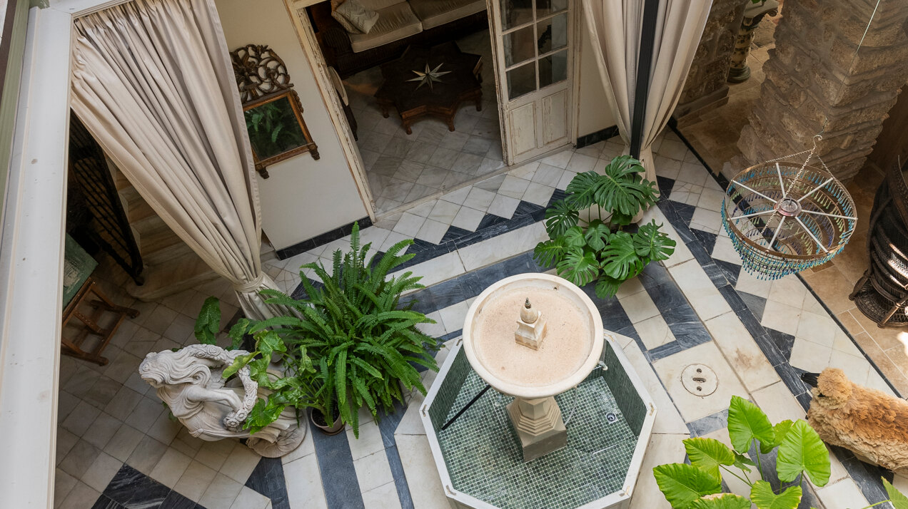 Ingenious and historic masterpiece of an endearing house in the heart of Coin will charm and captivate!