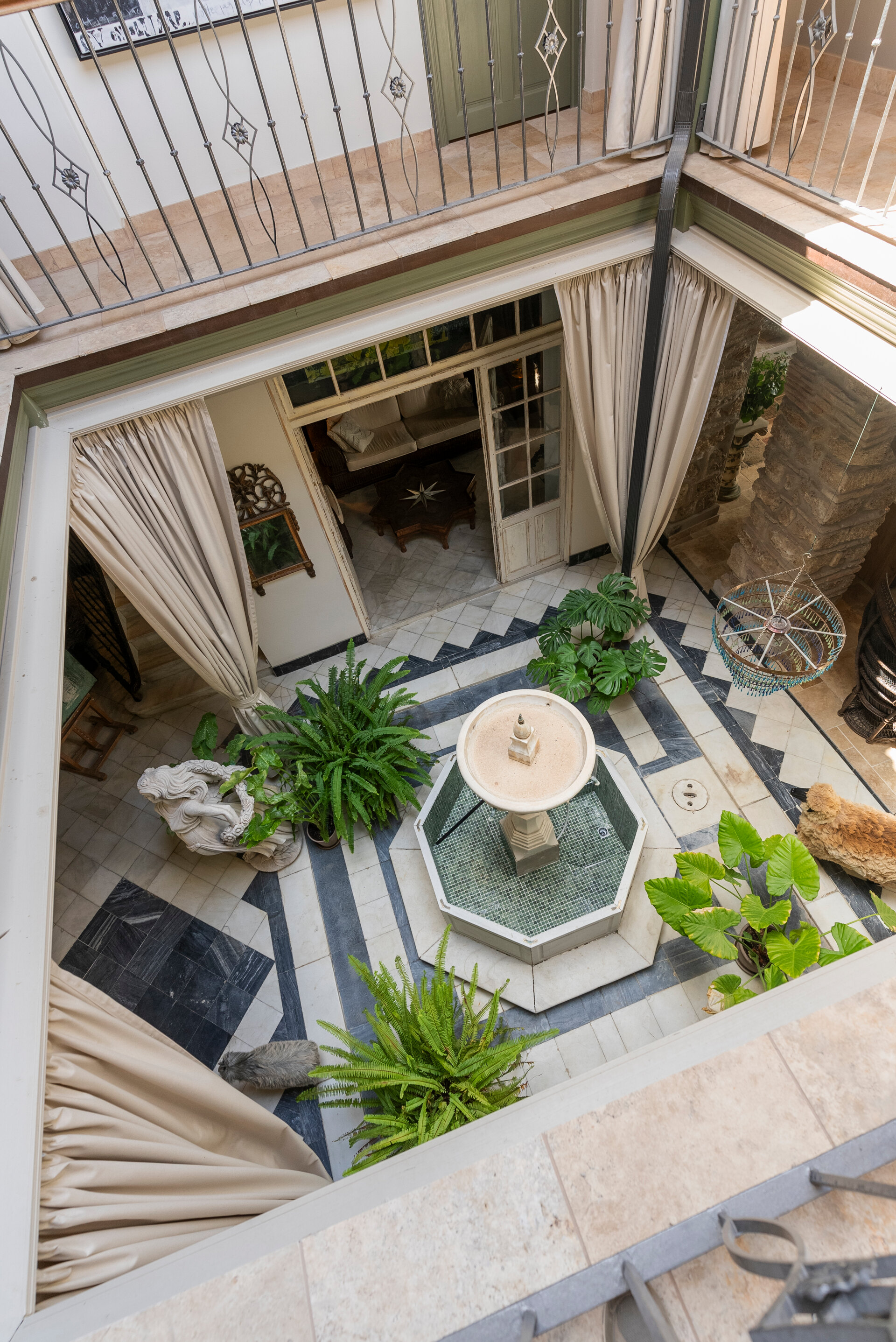 Ingenious and historic masterpiece of an endearing house in the heart of Coin will charm and captivate!