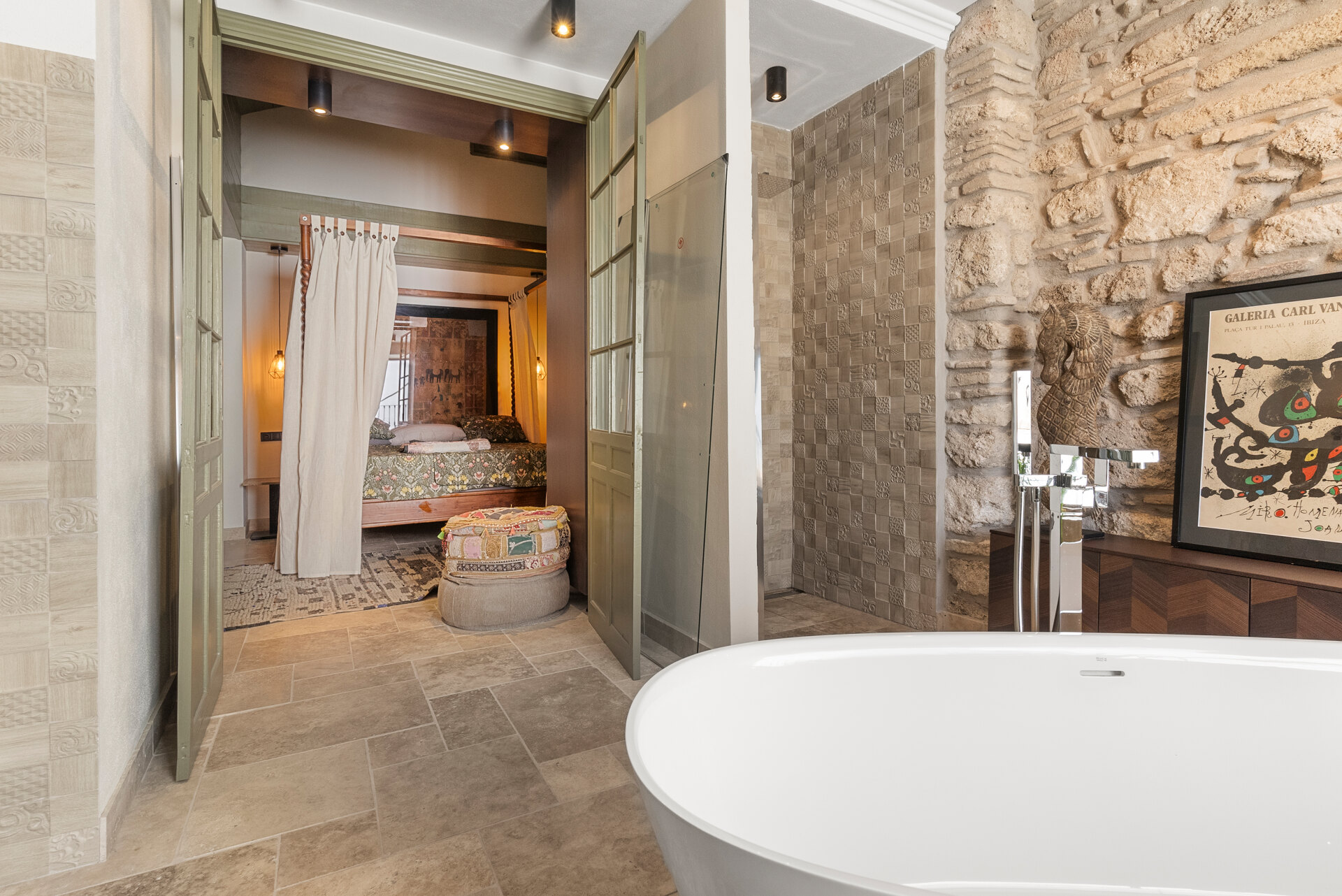 Ingenious and historic masterpiece of an endearing house in the heart of Coin will charm and captivate!