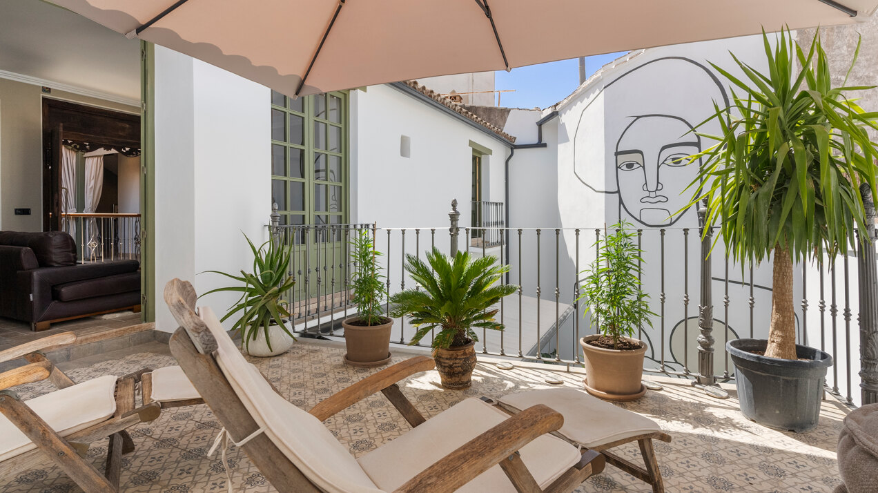 Ingenious and historic masterpiece of an endearing house in the heart of Coin will charm and captivate!