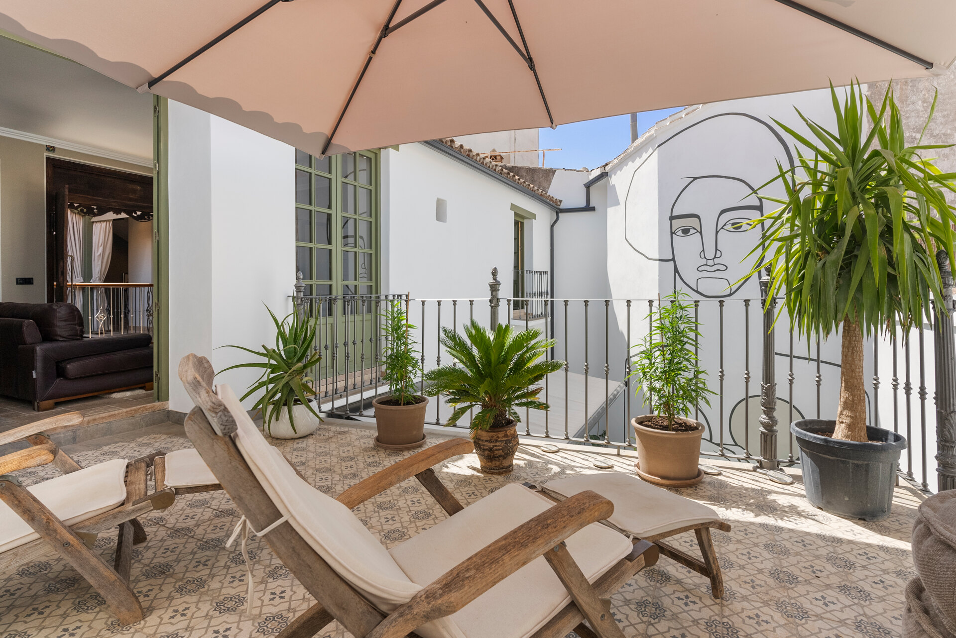Ingenious and historic masterpiece of an endearing house in the heart of Coin will charm and captivate!